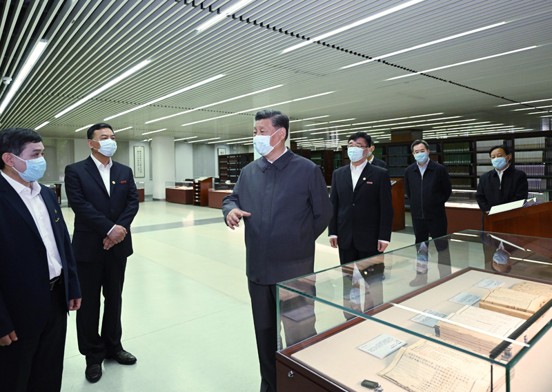 2022年4月25日，習近平來(lái)到中國人民大學(xué)考察調研。這是他在圖書(shū)館考察。