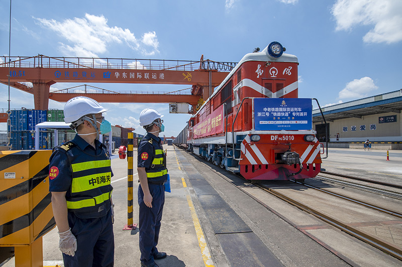 2022年6月29日，浙江金華，中老鐵路國際貨運列車(chē)浙江號“鐵路快通”首趟專(zhuān)列經(jīng)海關(guān)監管后，從浙江省鐵路金華南站鳴笛啟程，經(jīng)磨憨口岸駛向老撾萬(wàn)象。