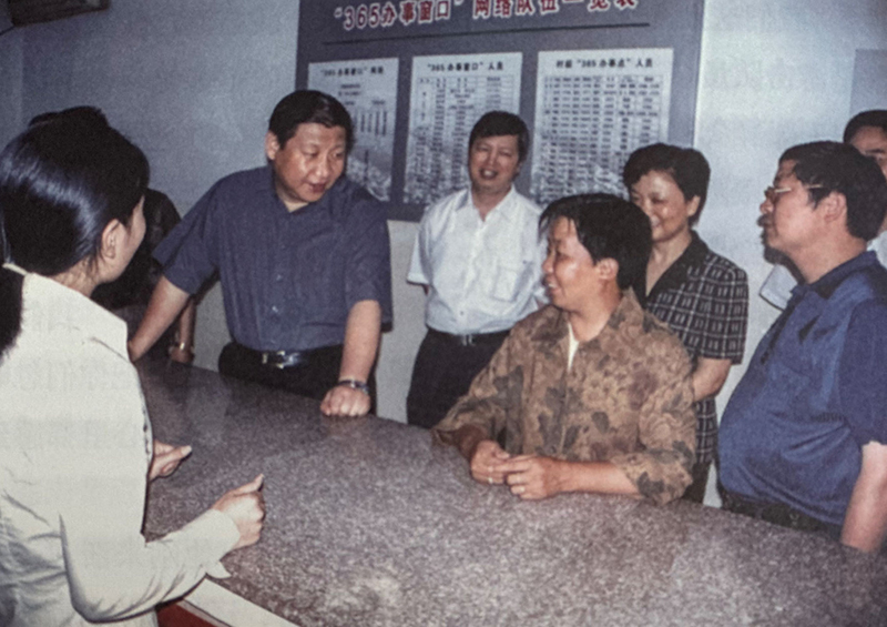2003年6月，習近平在浙江金華市磐安縣新渥鎮“365辦事窗口”調研。
