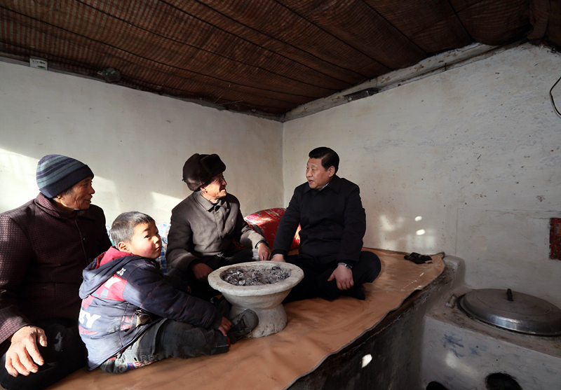 2012年12月30日，習近平在河北省阜平縣龍泉關(guān)鎮駱駝灣村看望唐榮斌老人一家。