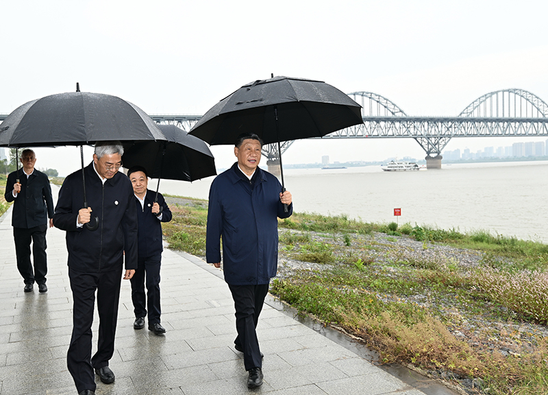 2023年10月10日，習近平總書(shū)記在江西長(cháng)江國家文化公園九江城區段冒雨考察。