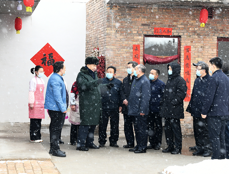 2022年1月26日，習近平總書(shū)記在山西霍州馮南垣村受災村民師紅兵家看望。