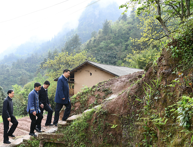 2019年4月15日，在石柱土家族自治縣中益鄉華溪村，習近平總書(shū)記踏著(zhù)濕滑的石階登上陡坡，前往貧困戶(hù)譚登周家看望。