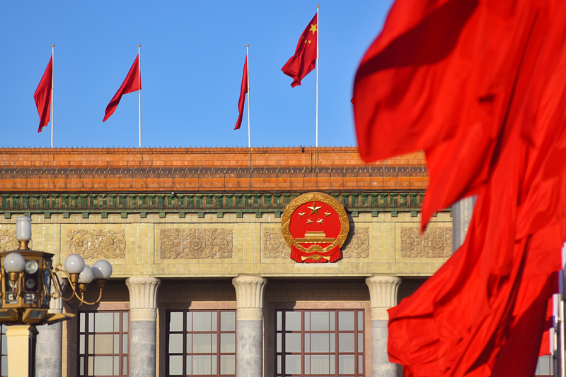 2024年3月8日，北京上空現“兩會(huì )藍”，人民大會(huì )堂前紅旗飄揚。