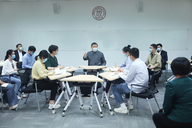 2022年4月25日，習近平總書(shū)記來(lái)到中國人民大學(xué)考察調研。這是總書(shū)記在立德樓觀(guān)摩思政課智慧教室現場(chǎng)教學(xué)并參與討論。