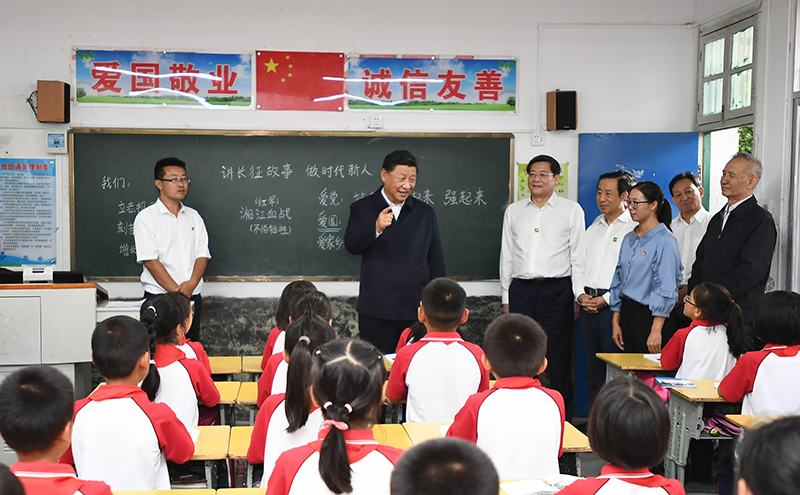 2020年9月16日，習近平總書(shū)記在湖南省郴州市汝城縣文明瑤族鄉第一片小學(xué)，同正在上思政課的同學(xué)們親切交流。