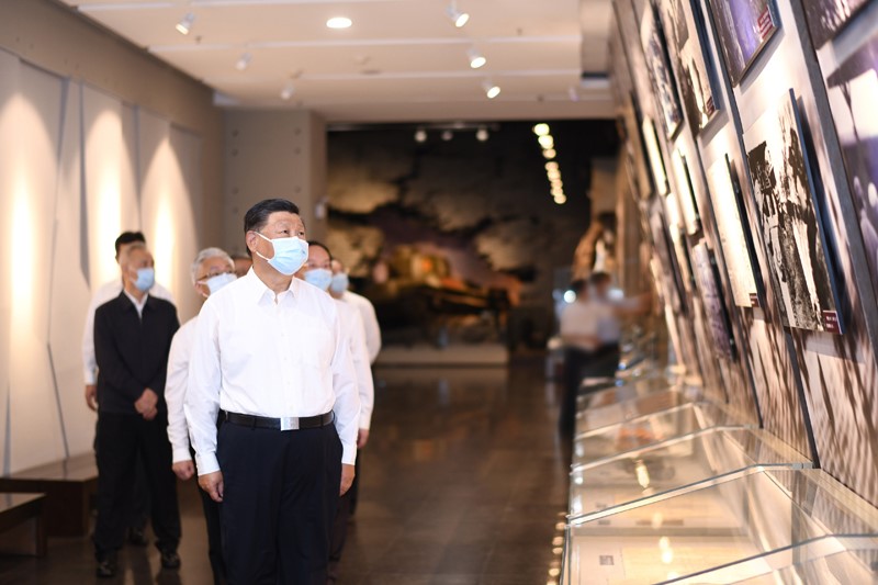 2022年8月16日至17日，中共中央總書(shū)記、國家主席、中央軍委主席習近平在遼寧考察。這是16日下午，習近平在錦州市考察遼沈戰役紀念館。 新華社記者 燕雁 攝