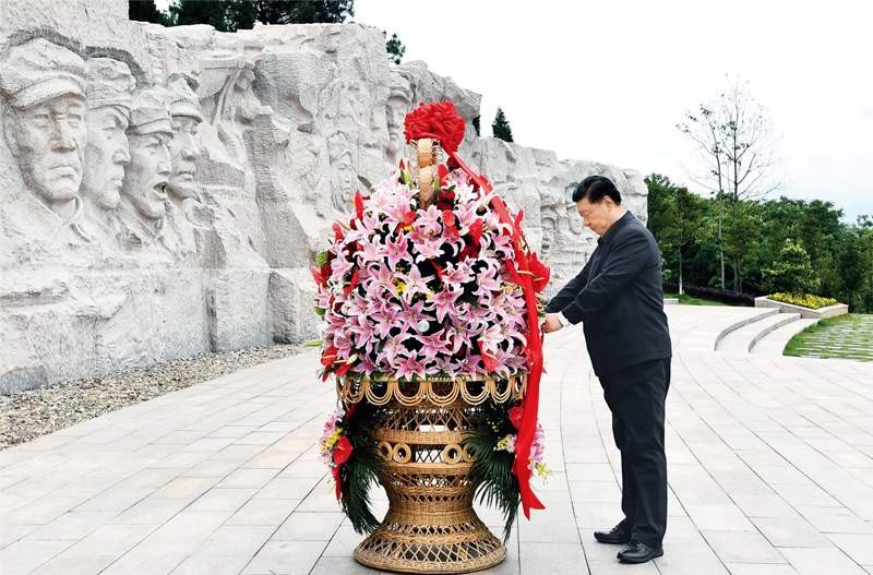 2021年4月25日至27日，中共中央總書(shū)記、國家主席、中央軍委主席習近平在廣西考察。這是25日上午，習近平在位于桂林市全州縣的紅軍長(cháng)征湘江戰役紀念園，向湘江戰役紅軍烈士敬獻花籃。 新華社記者 謝環(huán)馳/攝