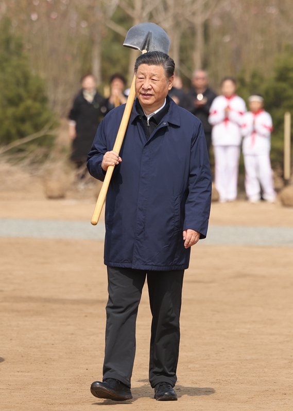 2024年4月3日，習近平總書(shū)記來(lái)到北京市通州區潞城鎮參加首都義務(wù)植樹(shù)活動(dòng)。
