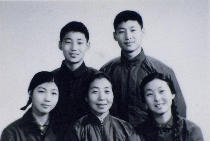 1972年冬，齊心和子女們。前排右起:齊橋橋、齊心、習安安。后排右起:習近平、習遠平。