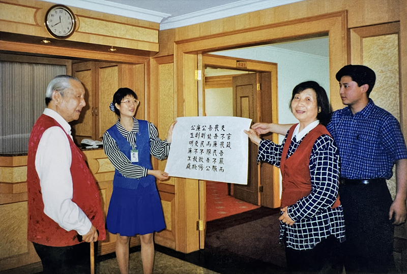 1999年3月，習仲勛欣賞齊心的書(shū)法作品《官箴》。