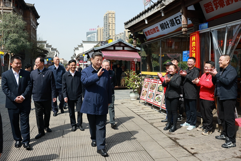 2024年3月19日上午，習近平在常德河街考察時(shí)，同店主和游客親切交流。新華社記者 王曄 攝