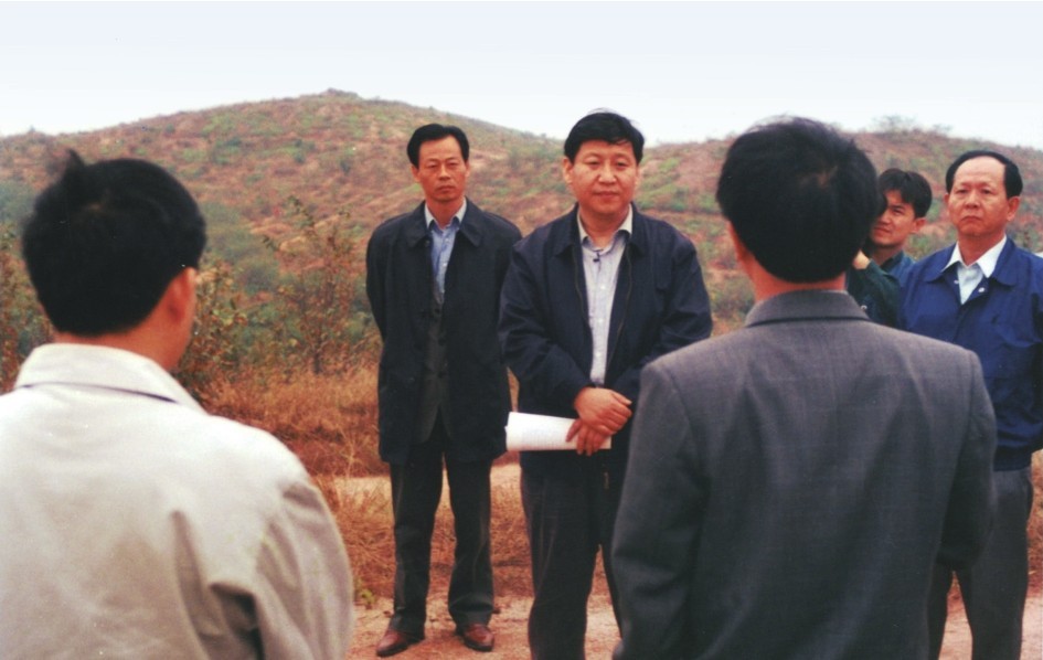 1999年11月，習近平在龍巖市長(cháng)汀縣河田水土流失治理區調研。圖源：《習近平在福建（下）》