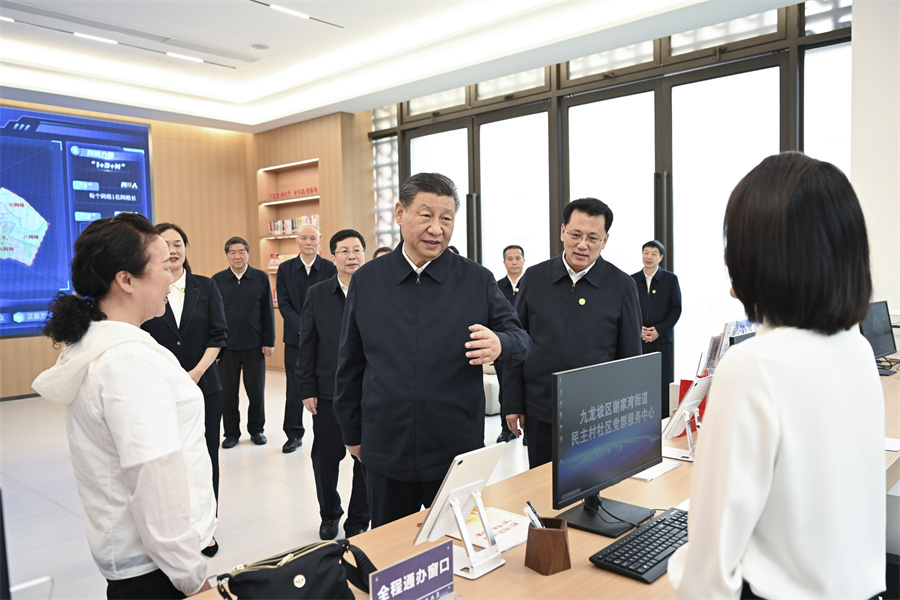 2024年4月22日至24日，中共中央總書(shū)記、國家主席、中央軍委主席習近平在重慶考察。這是22日下午，習近平在九龍坡區謝家灣街道民主村社區考察。新華社記者 謝環(huán)馳 攝