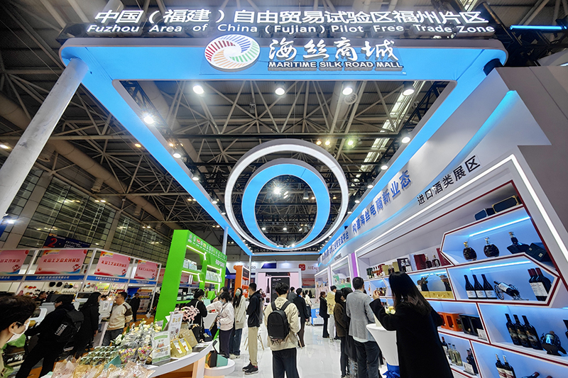 2024年3月18日，第四屆中國跨境電商交易會(huì )在福建福州開(kāi)幕。展會(huì )聚焦“鏈接跨境全流域 共建電商新生態(tài)”，集聚全國80余個(gè)外貿產(chǎn)業(yè)帶的上千家供應鏈企業(yè)。
