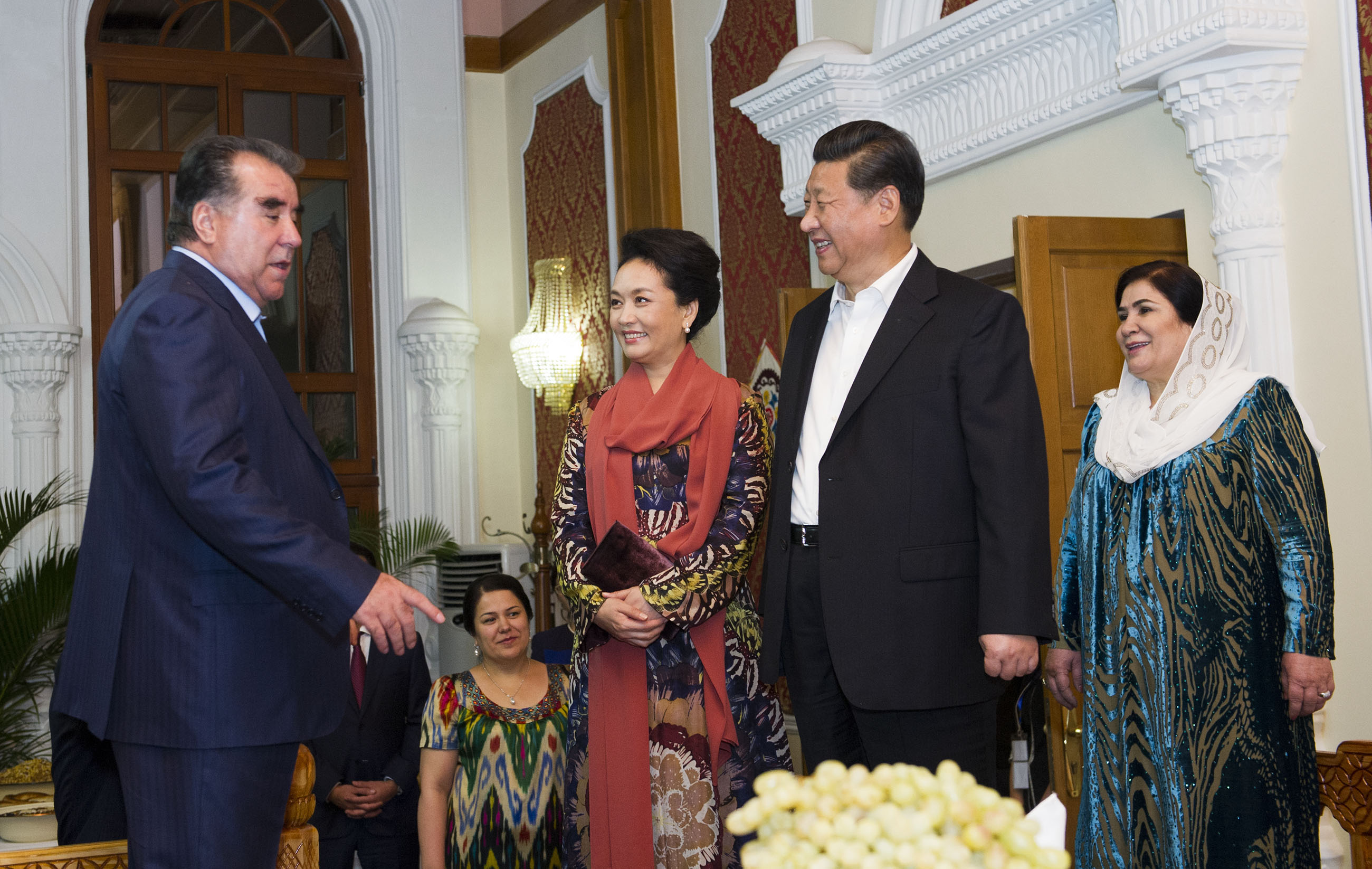 2014年9月12日，習近平主席在杜尚別出席塔吉克斯坦總統拉赫蒙舉行的家宴。這是習近平主席和夫人彭麗媛在拉赫蒙夫婦陪同下參觀(guān)總統官邸。