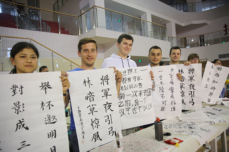 2017年6月5日，來(lái)自青島大學(xué)和中國石油大學(xué)（華東）的外國留學(xué)生在展示剛剛現場(chǎng)完成的書(shū)法作品。