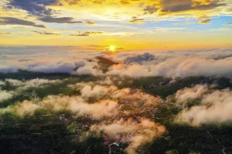 圖為云霧繚繞的軍營(yíng)村，群山盡翠，紅瓦掩映。廈門(mén)市委宣傳部供圖