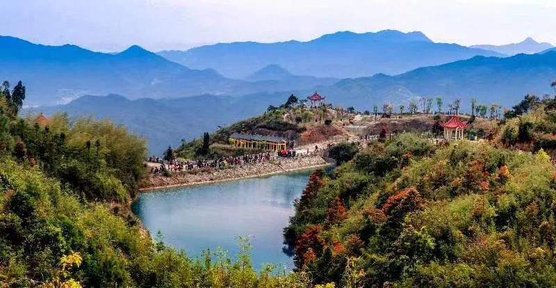 圖為游客們到軍營(yíng)村七彩池欣賞美景。廈門(mén)市委宣傳部供圖