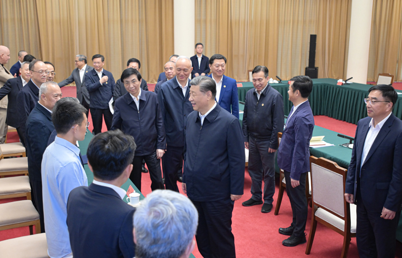 2024年5月23日，習近平總書(shū)記在山東省濟南市主持召開(kāi)企業(yè)和專(zhuān)家座談會(huì )并發(fā)表重要講話(huà)。這是總書(shū)記同參會(huì )的企業(yè)和專(zhuān)家代表親切交流。