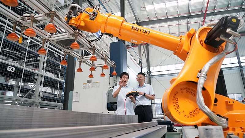 2023年8月26日，武漢，湖北長(cháng)江電氣有限公司智能車(chē)間，工作人員正在操作智能機械臂。