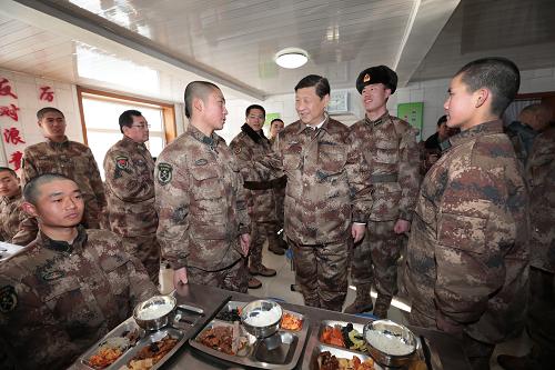 2014年1月26日中午，習近平來(lái)到連隊食堂，同戰士們一起用餐。新華社記者 李剛 攝