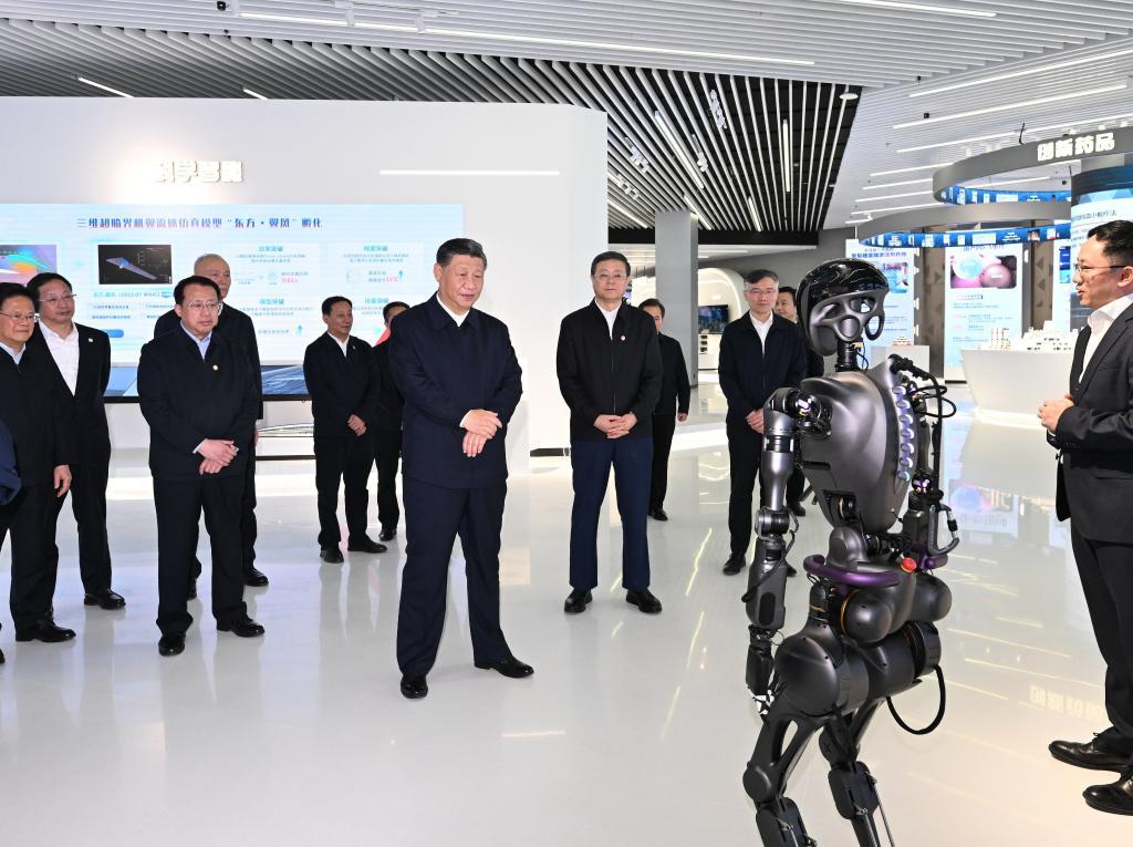 2023年11月28日下午，習近平在浦東新區張江科學(xué)城參觀(guān)上?？萍紕?chuàng  )新成果展。新華社記者 謝環(huán)馳 攝