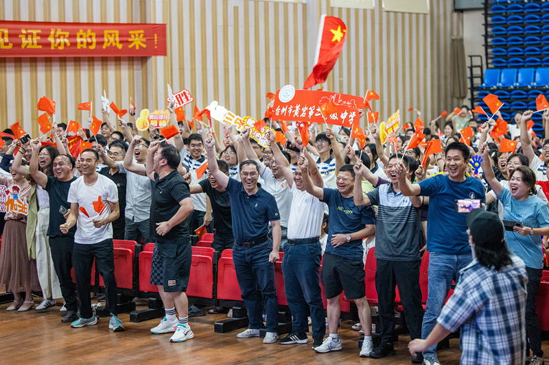 北京時(shí)間7月27日，2024年巴黎奧運會(huì )首個(gè)比賽日，在射擊10米氣步槍混合團體比賽中，中國選手黃雨婷/盛李豪獲得金牌。圖為黃雨婷的母校師生們通過(guò)收看奧運直播的方式為她加油助威。